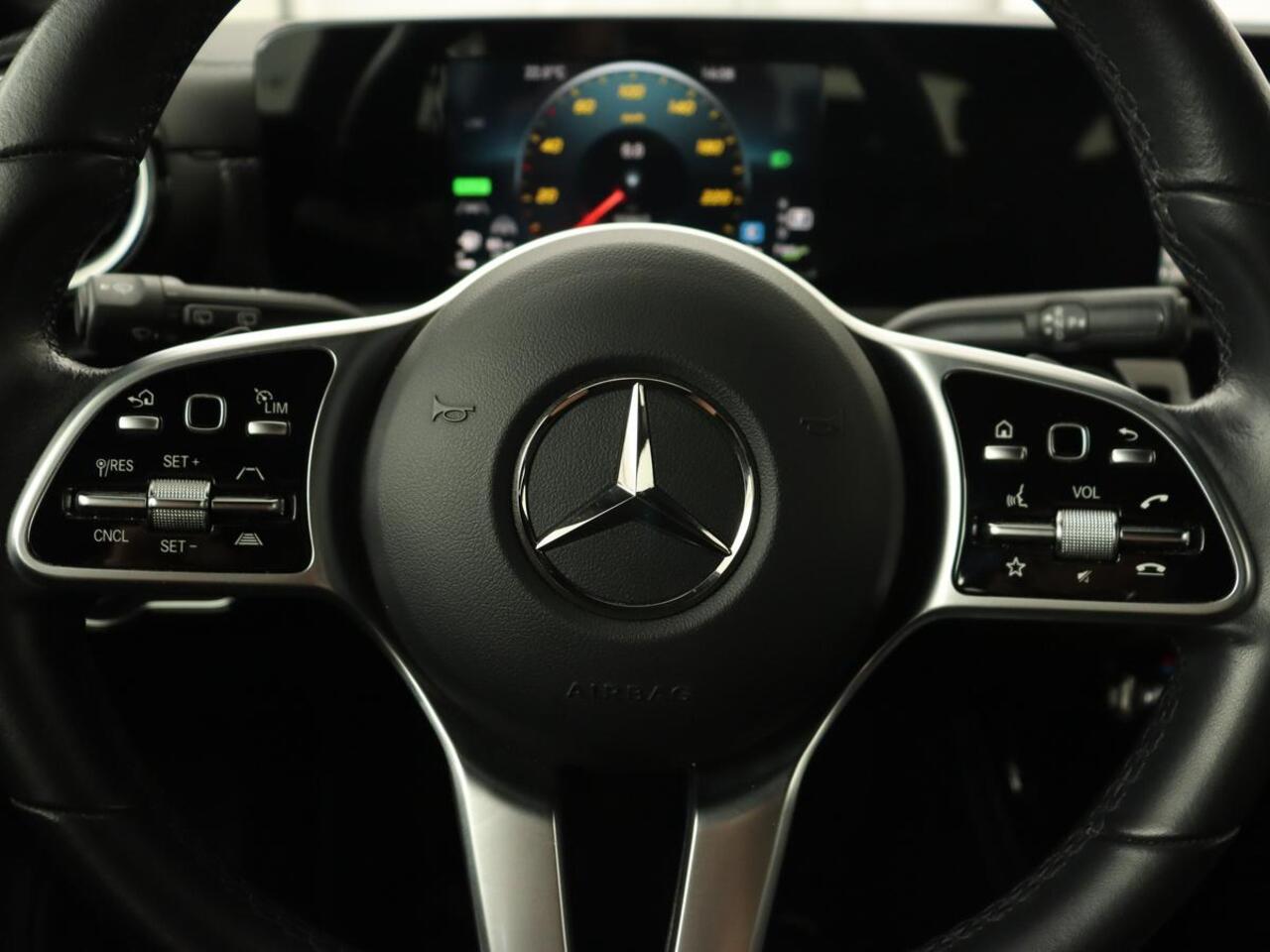 Mercedes-Benz CLA-KLASSE Shooting Brake 250 e AMG Line | Half Leder | Carplay | Stoelverwarming | Camera | LED | Navigatie | Adaptive Cruise