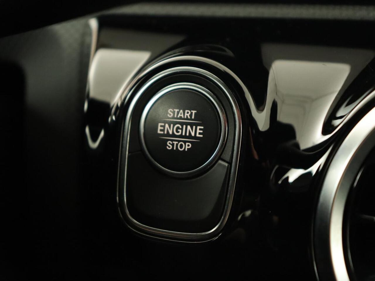 Mercedes-Benz CLA-KLASSE Shooting Brake 250 e AMG Line | Half Leder | Carplay | Stoelverwarming | Camera | LED | Navigatie | Adaptive Cruise