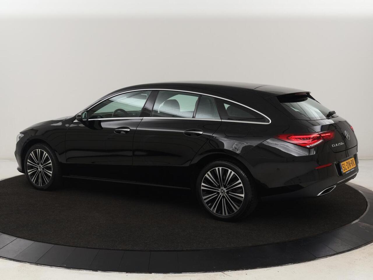 Mercedes-Benz CLA-KLASSE Shooting Brake 250 e AMG Line | Half Leder | Carplay | Stoelverwarming | Camera | LED | Navigatie | Adaptive Cruise