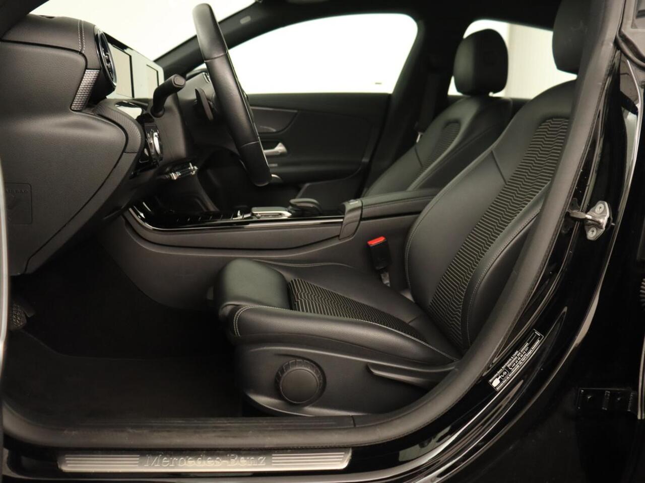 Mercedes-Benz CLA-KLASSE Shooting Brake 250 e AMG Line | Half Leder | Carplay | Stoelverwarming | Camera | LED | Navigatie | Adaptive Cruise