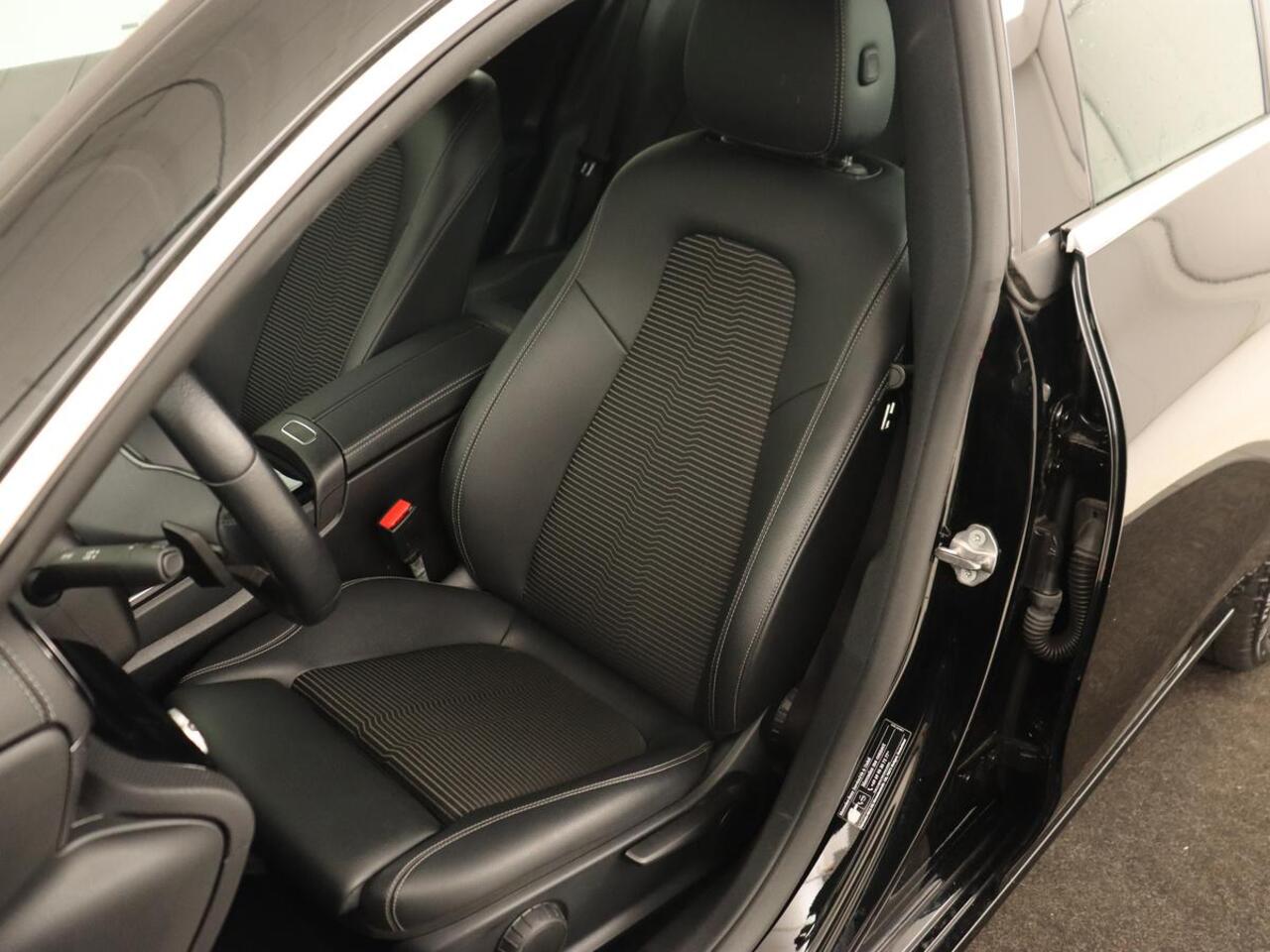 Mercedes-Benz CLA-KLASSE Shooting Brake 250 e AMG Line | Half Leder | Carplay | Stoelverwarming | Camera | LED | Navigatie | Adaptive Cruise