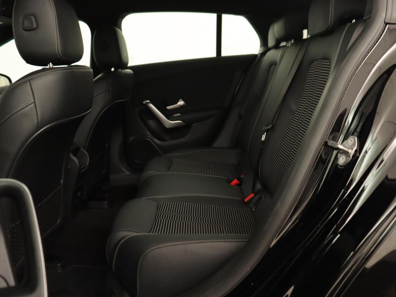 Mercedes-Benz CLA-KLASSE Shooting Brake 250 e AMG Line | Half Leder | Carplay | Stoelverwarming | Camera | LED | Navigatie | Adaptive Cruise