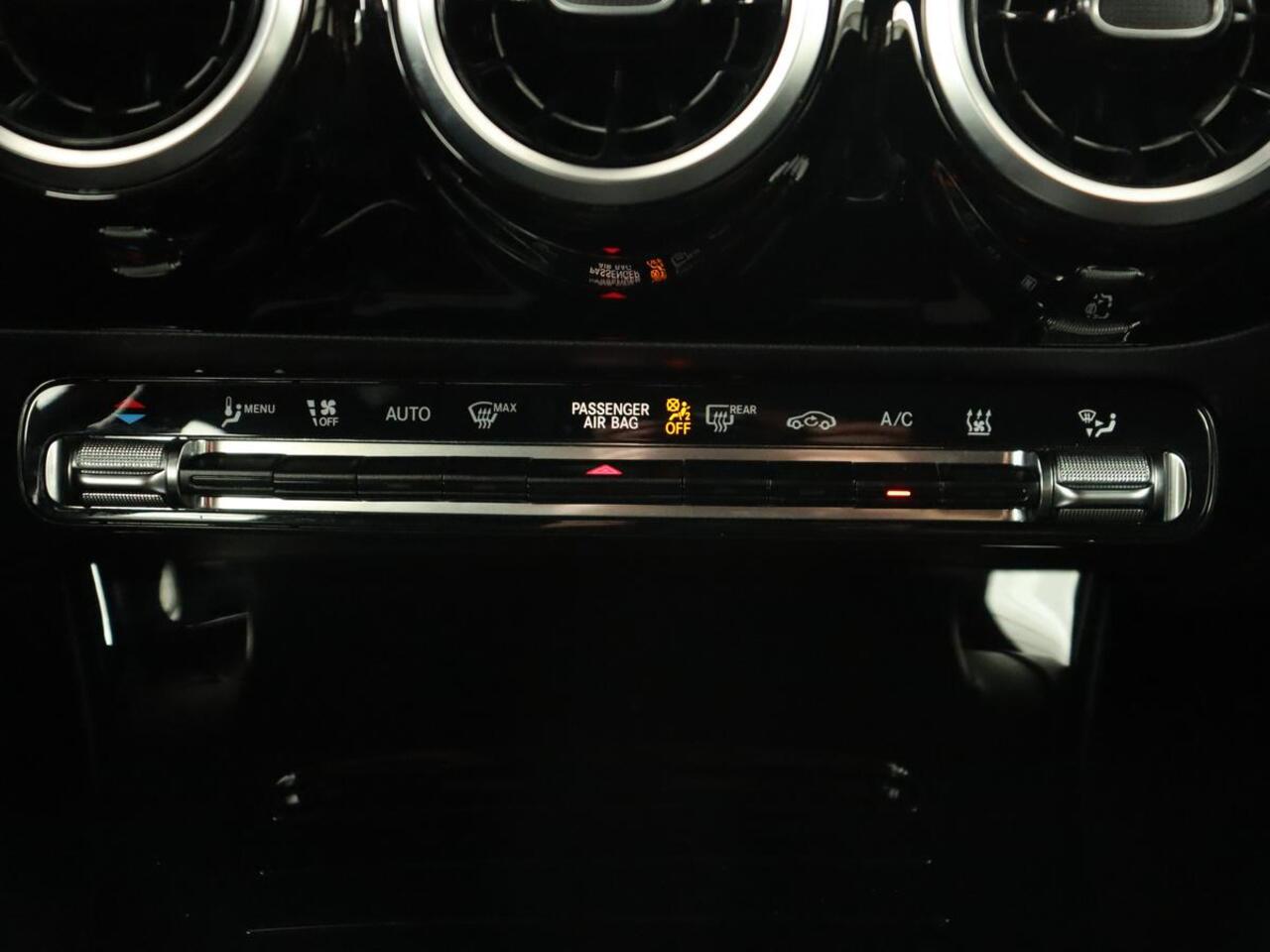 Mercedes-Benz CLA-KLASSE Shooting Brake 250 e AMG Line | Half Leder | Carplay | Stoelverwarming | Camera | LED | Navigatie | Adaptive Cruise