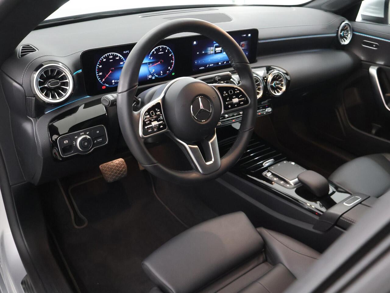 Mercedes-Benz CLA-KLASSE 180 Luxury Line | Distronic/ Adaptieve cruise control | Apple Carplay | Keyless Go | Widescreen |