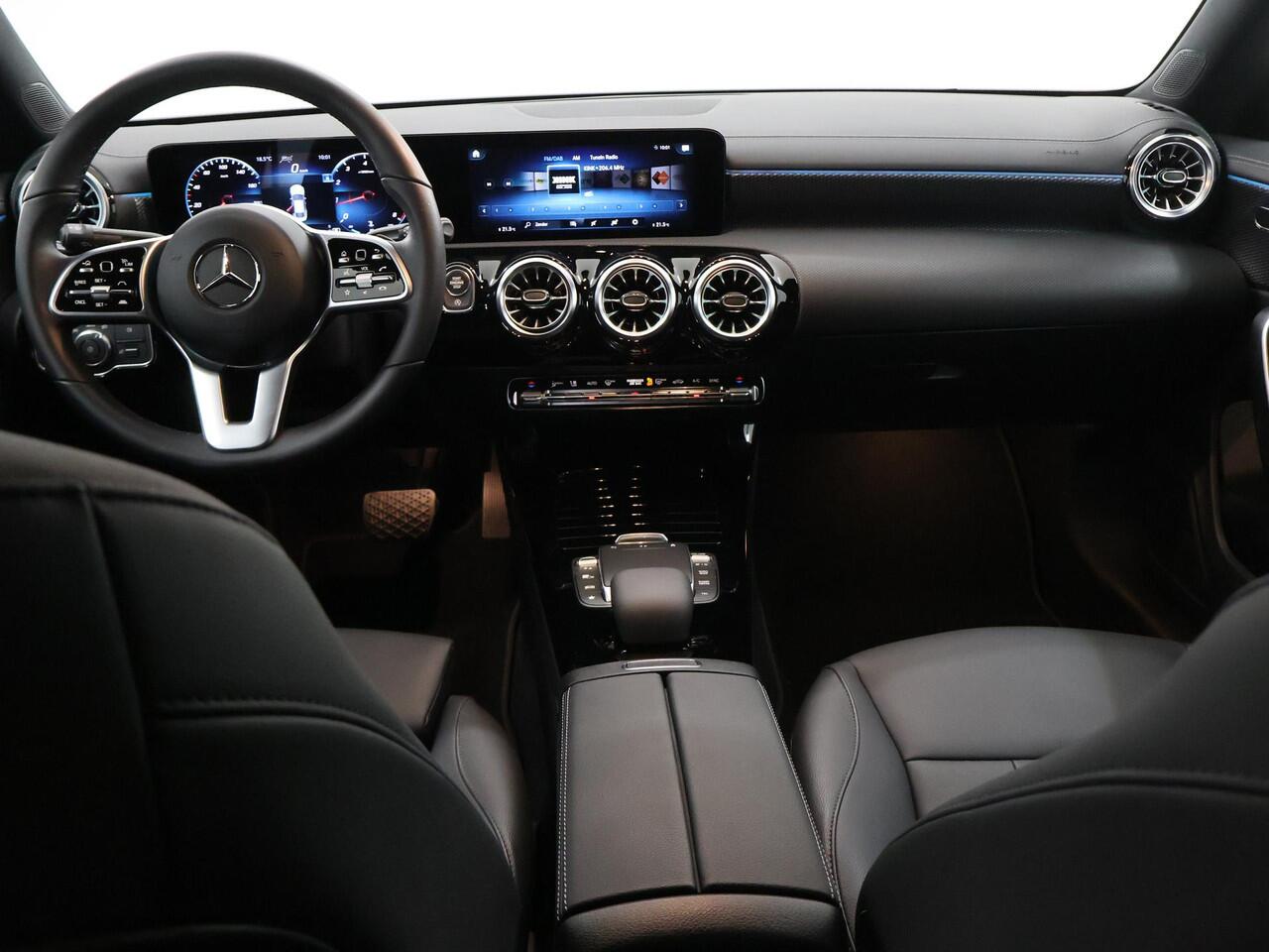 Mercedes-Benz CLA-KLASSE 180 Luxury Line | Distronic/ Adaptieve cruise control | Apple Carplay | Keyless Go | Widescreen |