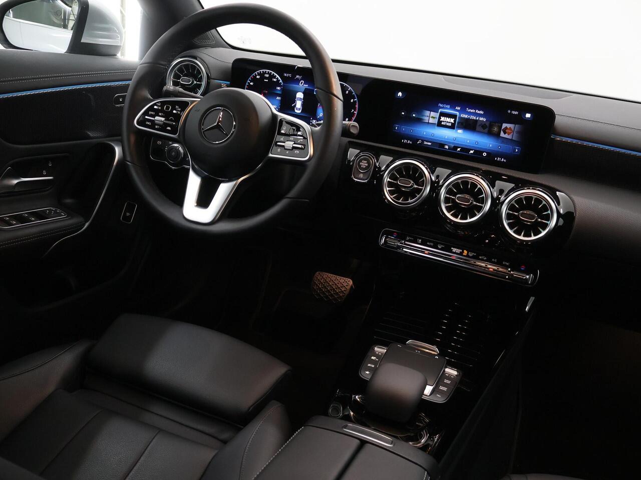 Mercedes-Benz CLA-KLASSE 180 Luxury Line | Distronic/ Adaptieve cruise control | Apple Carplay | Keyless Go | Widescreen |