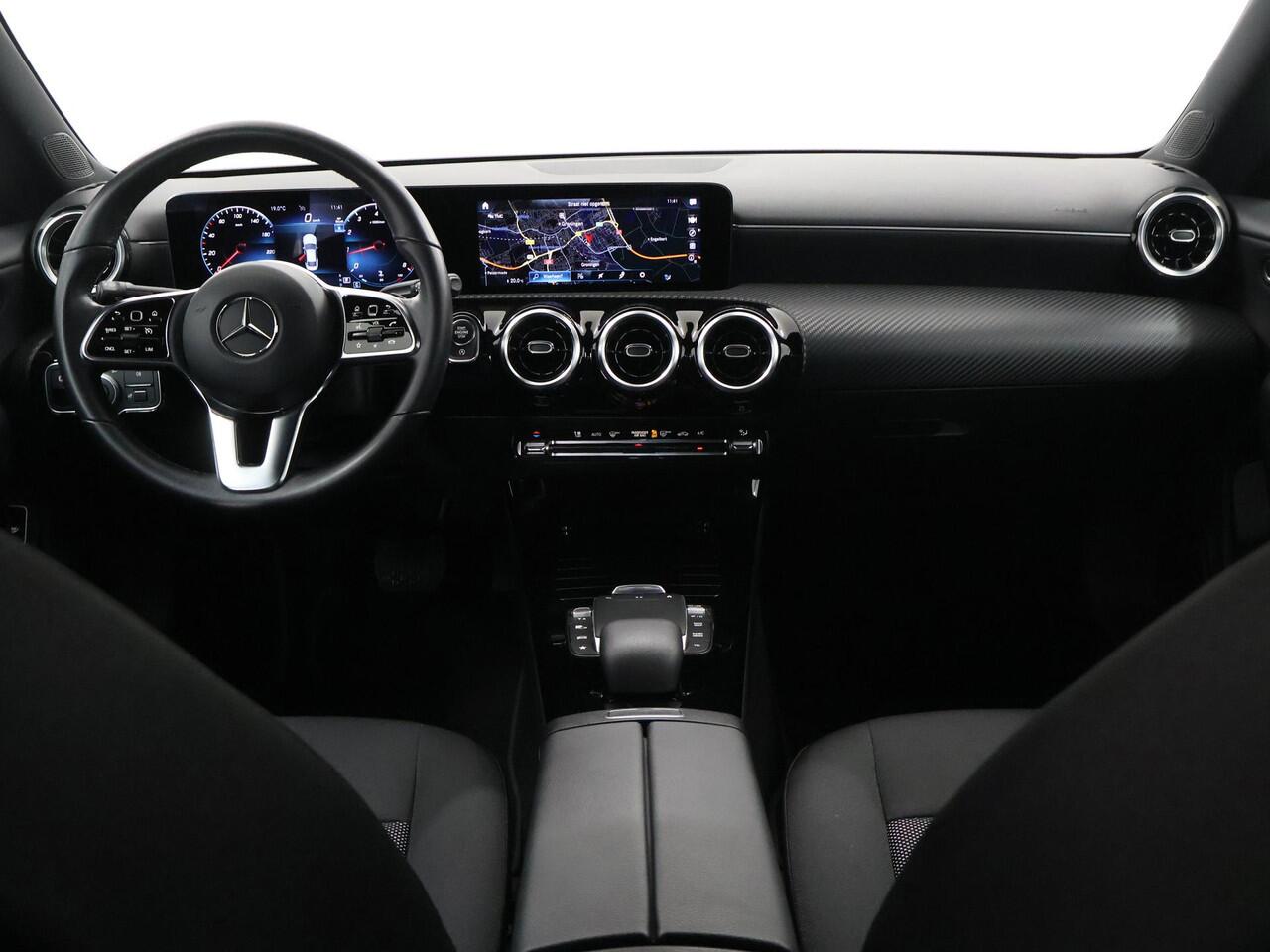 Mercedes-Benz CLA-KLASSE 180 Business Line | Apple Carplay | Widescreen | Stoelverwarming | Achteruitrijcamera |