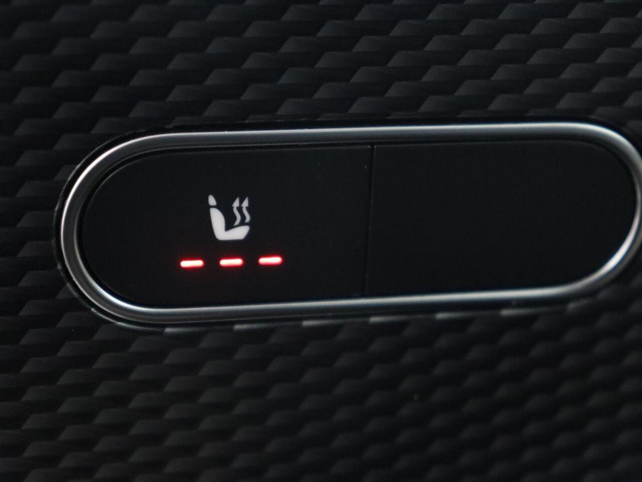 Mercedes-Benz CLA-KLASSE 250e Luxury Line | Leder | Trekhaak | Carplay | Stoelverwarming | Widescreen | Camera | Stuurverwarming | Navigatie | Park Assist | Cruise control | PHEV | Plug In