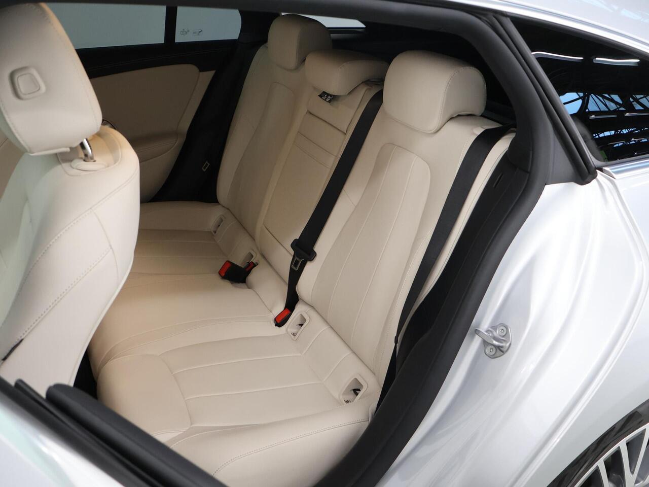 Mercedes-Benz CLA-KLASSE Shooting Brake 180 Luxury Line | Stoelverwarming | Premium Pack | Distronic | Multibeam | Achteruitrijcamera |