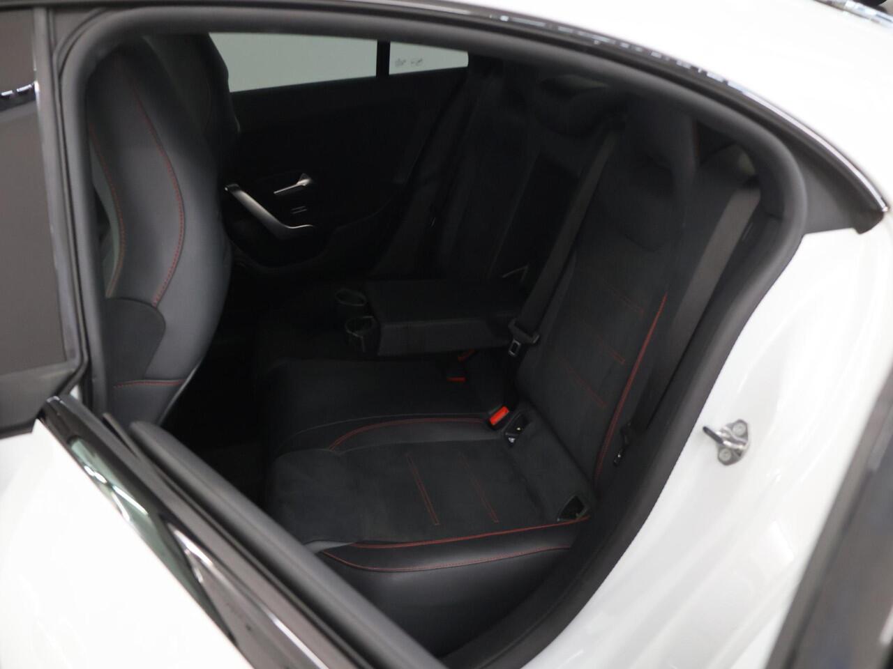 Mercedes-Benz CLA-KLASSE 180 Business Solution AMG | Night | Panoramadak | Multibeam | Stoelverwarming | Sfeerverlichting |