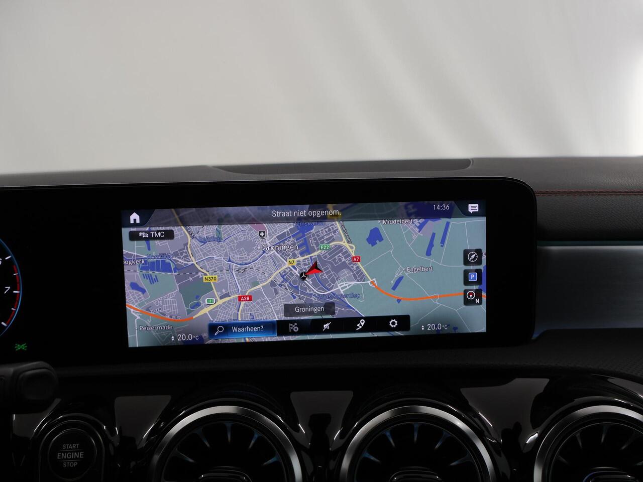 Mercedes-Benz CLA-KLASSE 180 Business Solution AMG | Night | Panoramadak | Multibeam | Stoelverwarming | Sfeerverlichting |