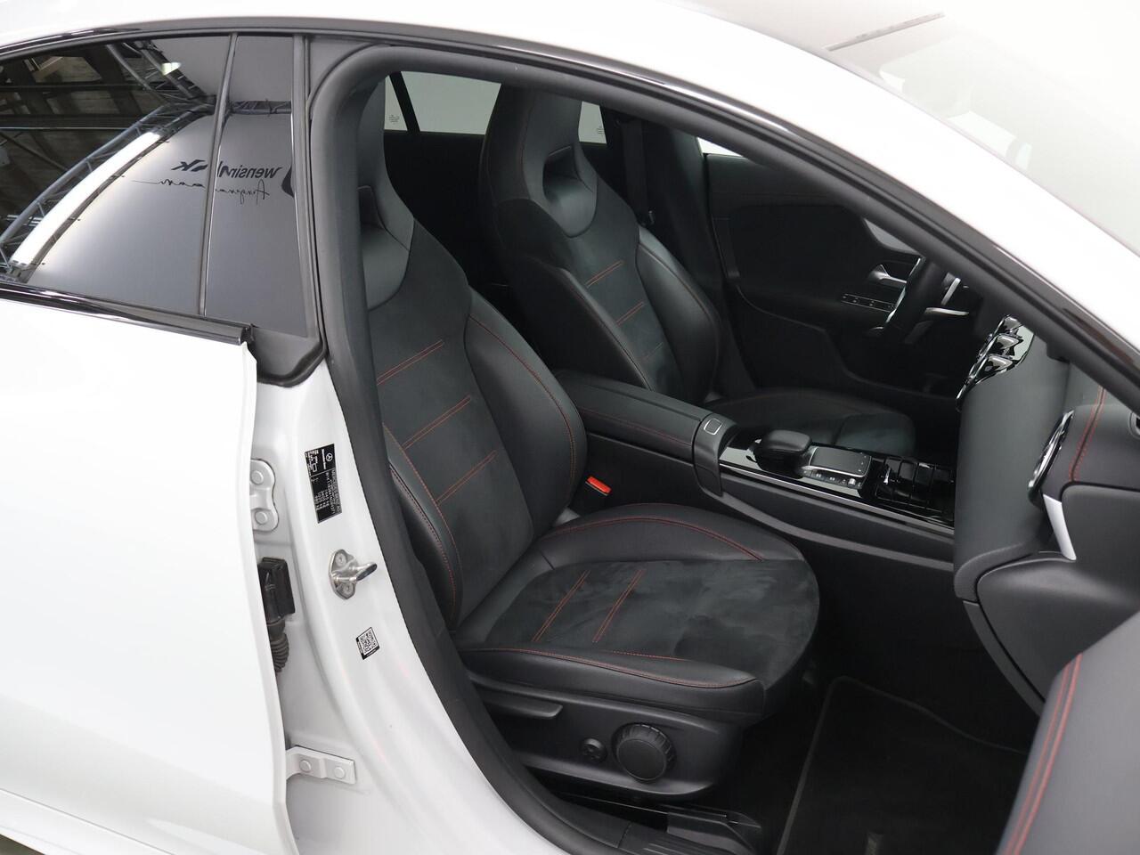 Mercedes-Benz CLA-KLASSE 180 Business Solution AMG | Night | Panoramadak | Multibeam | Stoelverwarming | Sfeerverlichting |