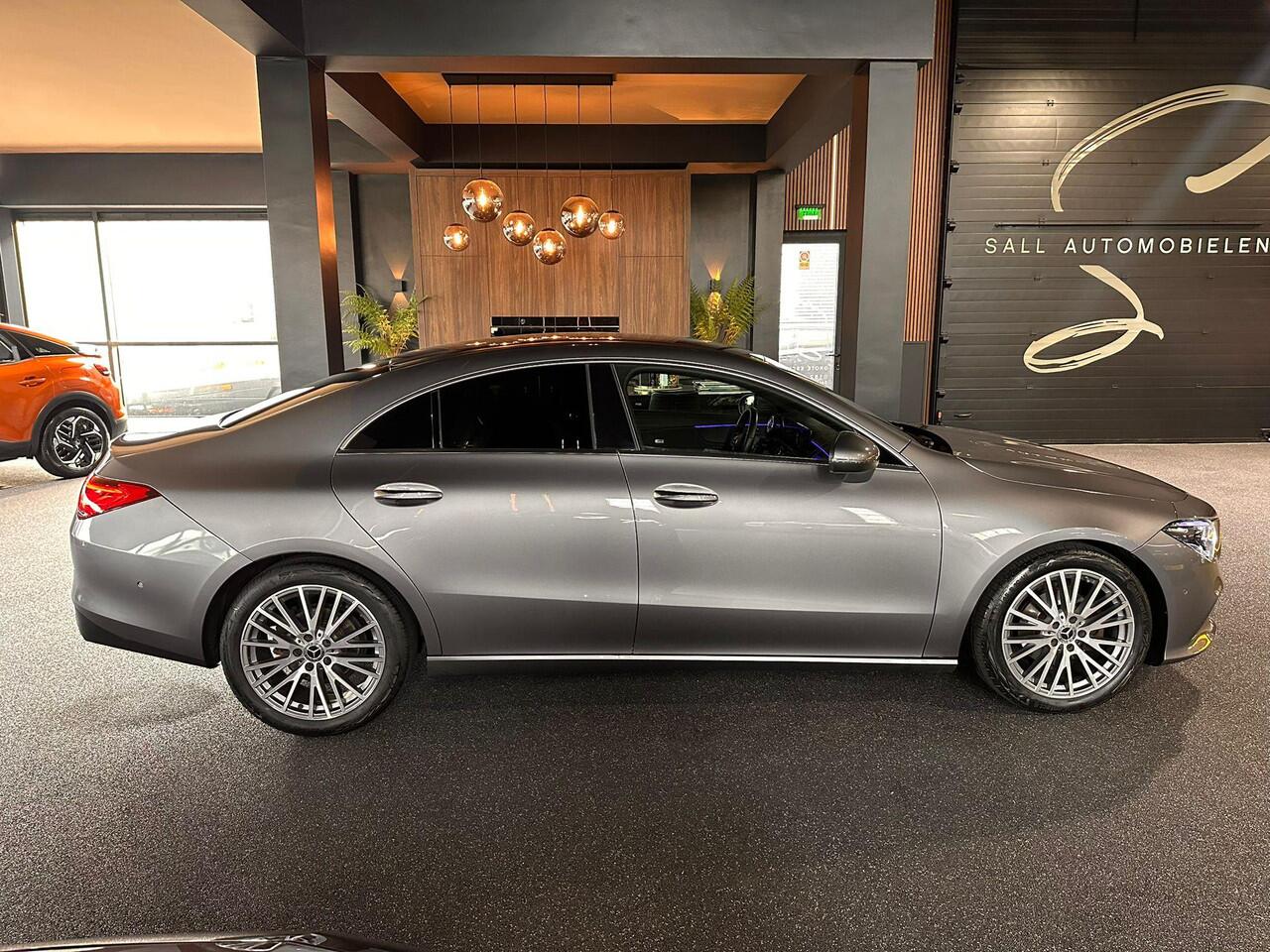 Mercedes-Benz CLA-KLASSE 180 Luxury Line stoelverwarming/Ambilight/Navi/Dealeronderhouden