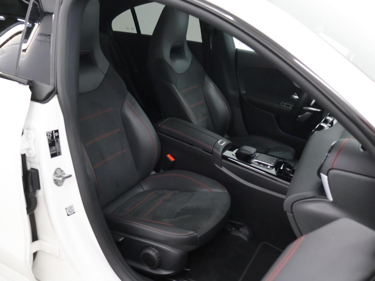 Mercedes-Benz CLA-KLASSE 250 e AMG Line | Panoramadak | Night | Stoelverwarming | Sfeerverlichting | Widescreen |