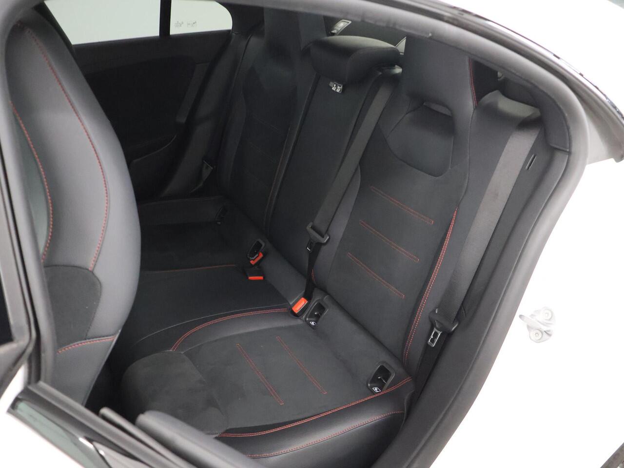 Mercedes-Benz CLA-KLASSE 250 e AMG Line | Panoramadak | Night | Stoelverwarming | Sfeerverlichting | Widescreen |