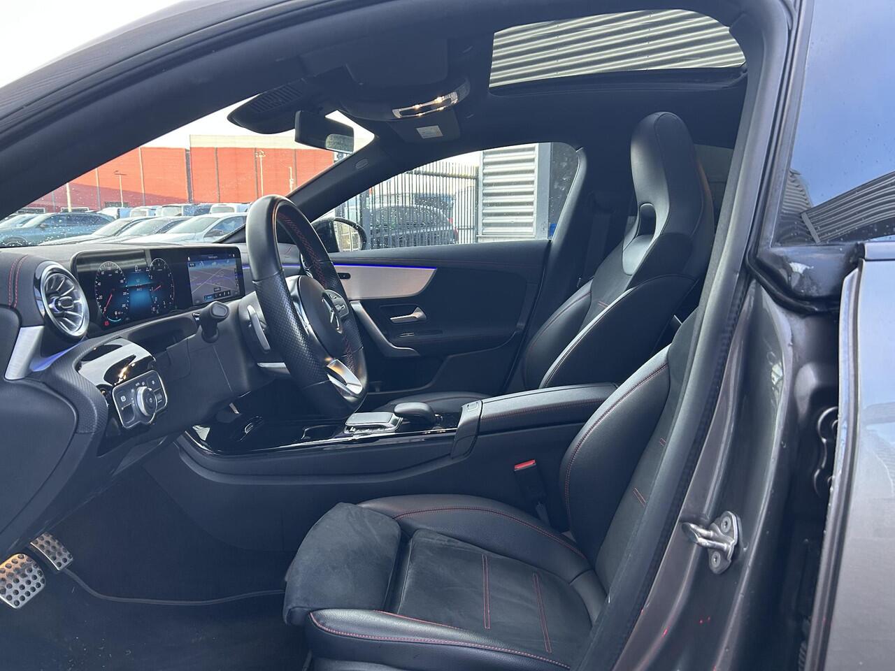 Mercedes-Benz CLA-KLASSE 180 Business Solution AMG | Panoramadak | Stoelverwarming | Sfeerverlichting