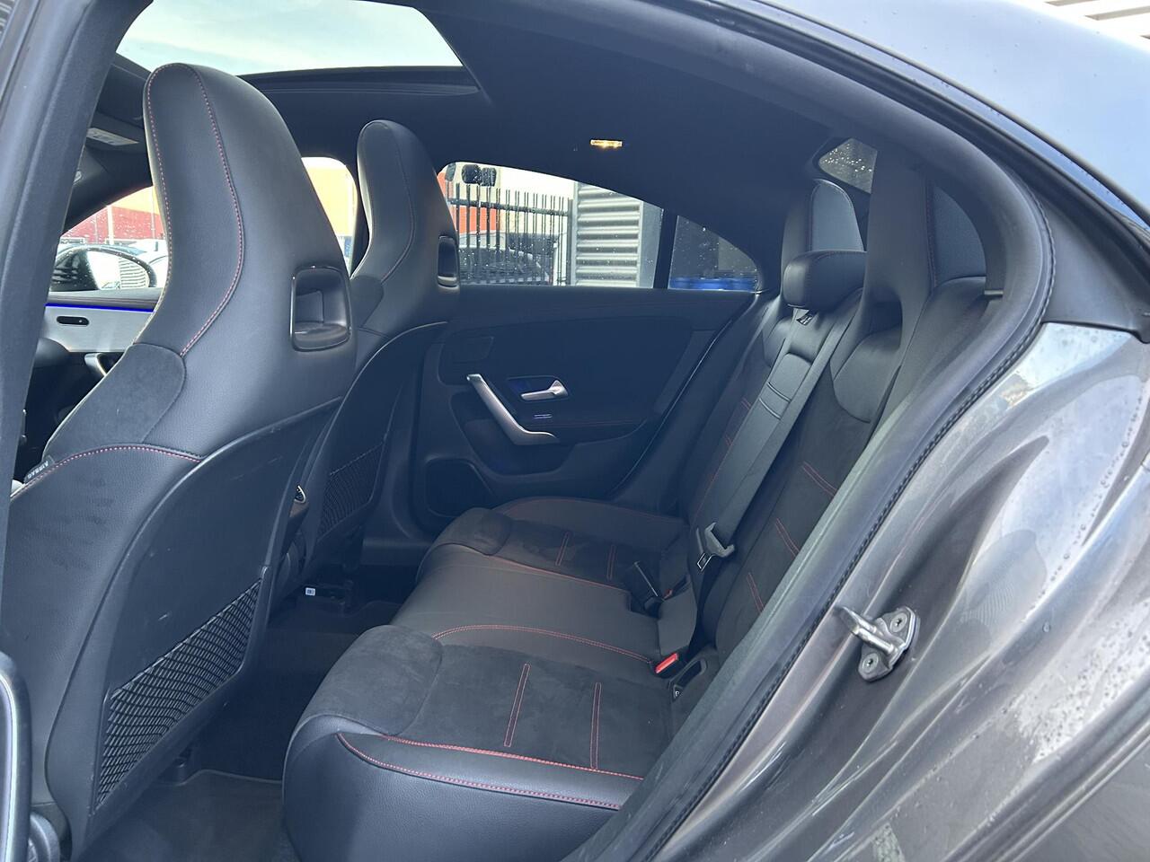 Mercedes-Benz CLA-KLASSE 180 Business Solution AMG | Panoramadak | Stoelverwarming | Sfeerverlichting