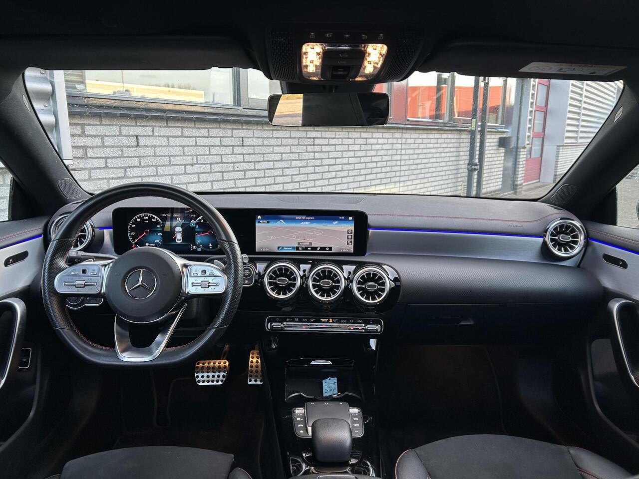 Mercedes-Benz CLA-KLASSE 180 Business Solution AMG | Panoramadak | Stoelverwarming | Sfeerverlichting