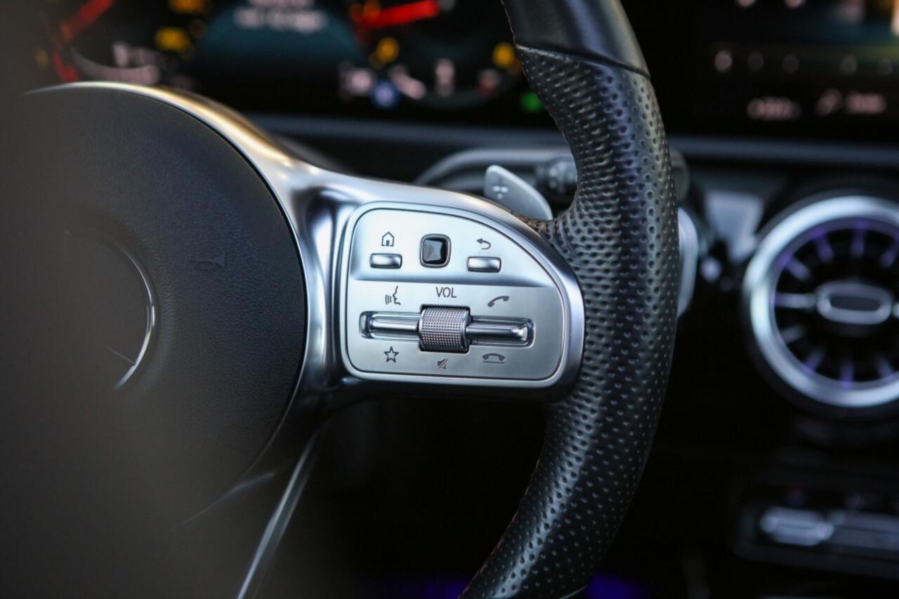 Mercedes-Benz CLA-KLASSE 180 AMG | Pano | Sfeerverlichting | Carplay |