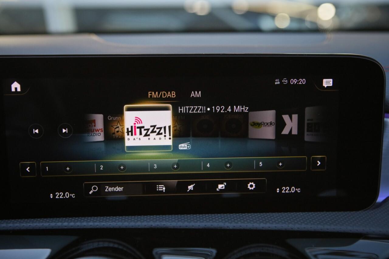 Mercedes-Benz CLA-KLASSE 180 AMG | Pano | Sfeerverlichting | Carplay |