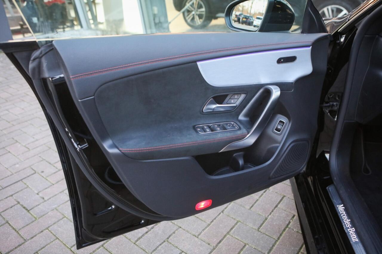 Mercedes-Benz CLA-KLASSE 180 AMG | Pano | Sfeerverlichting | Carplay |