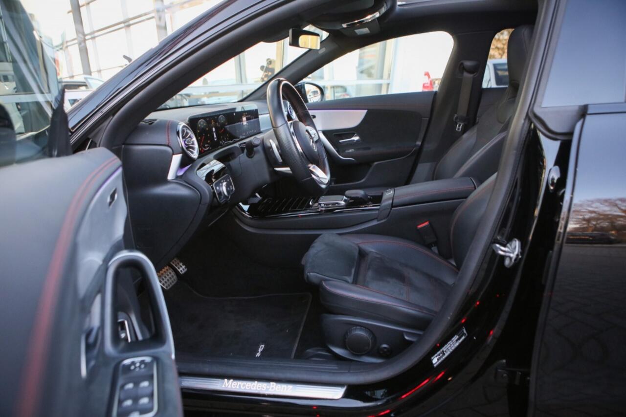 Mercedes-Benz CLA-KLASSE 180 AMG | Pano | Sfeerverlichting | Carplay |