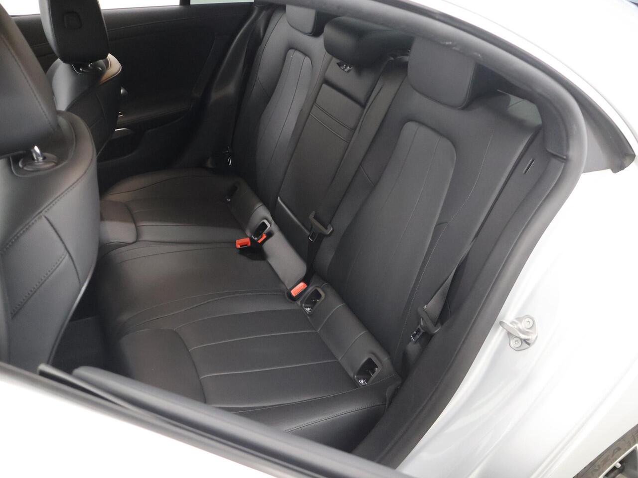 Mercedes-Benz CLA-KLASSE 180 Luxury Line | Achteruitrijcamera | Stoelverwarming | Widescreen | Distronic |