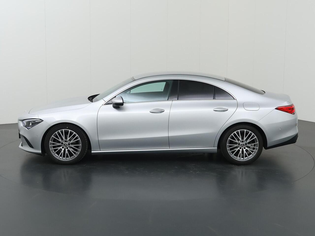 Mercedes-Benz CLA-KLASSE 180 Luxury Line | Achteruitrijcamera | Stoelverwarming | Widescreen | Distronic |