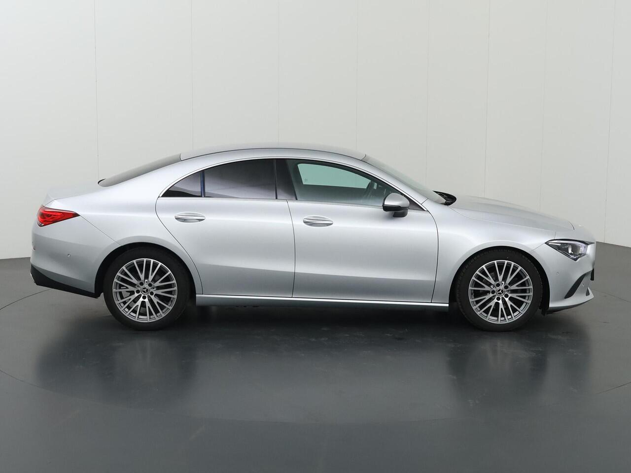 Mercedes-Benz CLA-KLASSE 180 Luxury Line | Achteruitrijcamera | Stoelverwarming | Widescreen | Distronic |