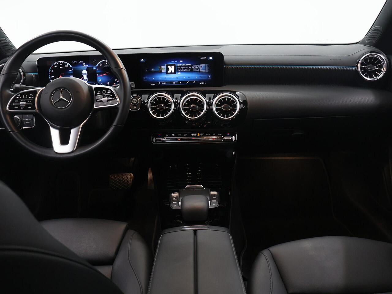 Mercedes-Benz CLA-KLASSE 180 Luxury Line | Achteruitrijcamera | Stoelverwarming | Widescreen | Distronic |