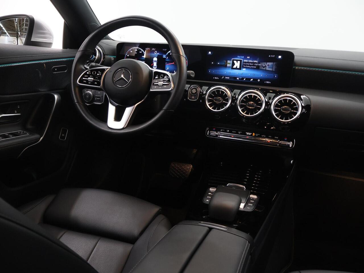 Mercedes-Benz CLA-KLASSE 180 Luxury Line | Achteruitrijcamera | Stoelverwarming | Widescreen | Distronic |