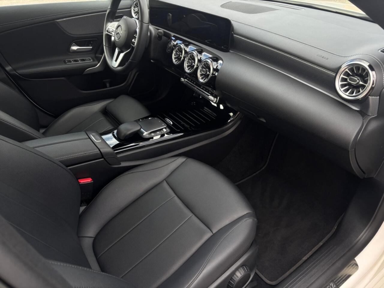 Mercedes-Benz CLA-KLASSE 180 Business Solution Luxury Aut | Panoramadak | Sfeerled