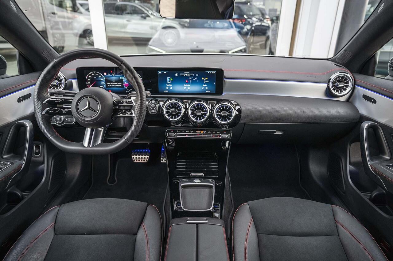 Mercedes-Benz CLA-KLASSE 180 AMG Line | Night Pakket | Sfeerverlichting | 19" Multispaaks velgen | Stoelverwarming |