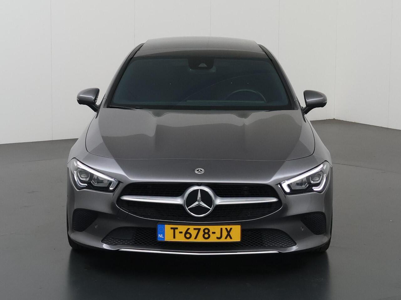 Mercedes-Benz CLA-KLASSE 180 Luxury Line | Panoramadak | Trekhaak | Digitaal display | Stoelverwarming |