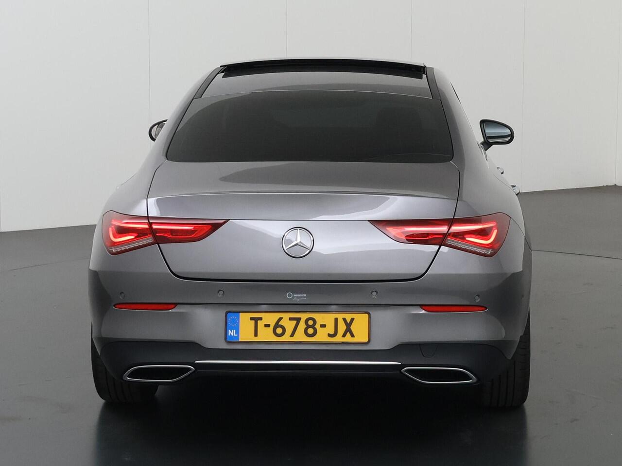 Mercedes-Benz CLA-KLASSE 180 Luxury Line | Panoramadak | Trekhaak | Digitaal display | Stoelverwarming |