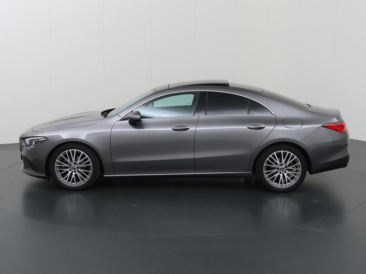 Mercedes-Benz CLA-KLASSE 180 Luxury Line | Panoramadak | Trekhaak | Digitaal display | Stoelverwarming |