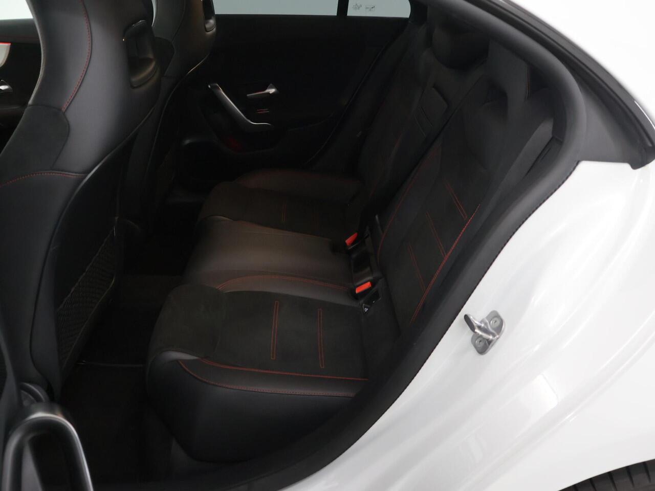 Mercedes-Benz CLA-KLASSE 250 e AMG Line | Night | Panoramadak | Headup | Multibeam | 360 graden camera |