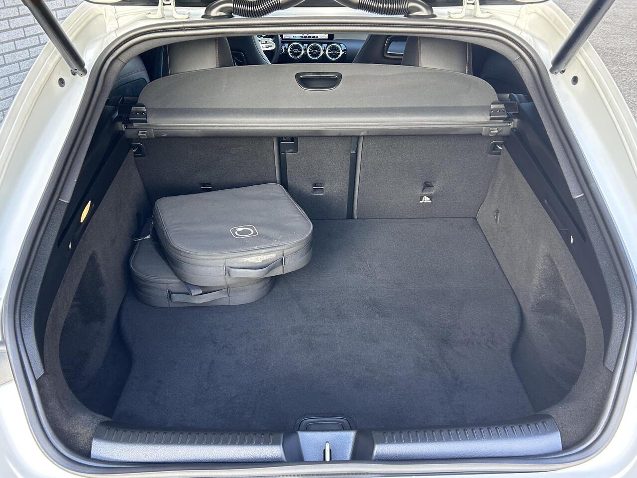 Mercedes-Benz CLA-KLASSE Shooting Brake 250 e AMG Line | Nightpakket | Panoramadak | Achteruitrijcamera | Stoelverwarming | Sfeerverlichting | Apple & Android Carplay