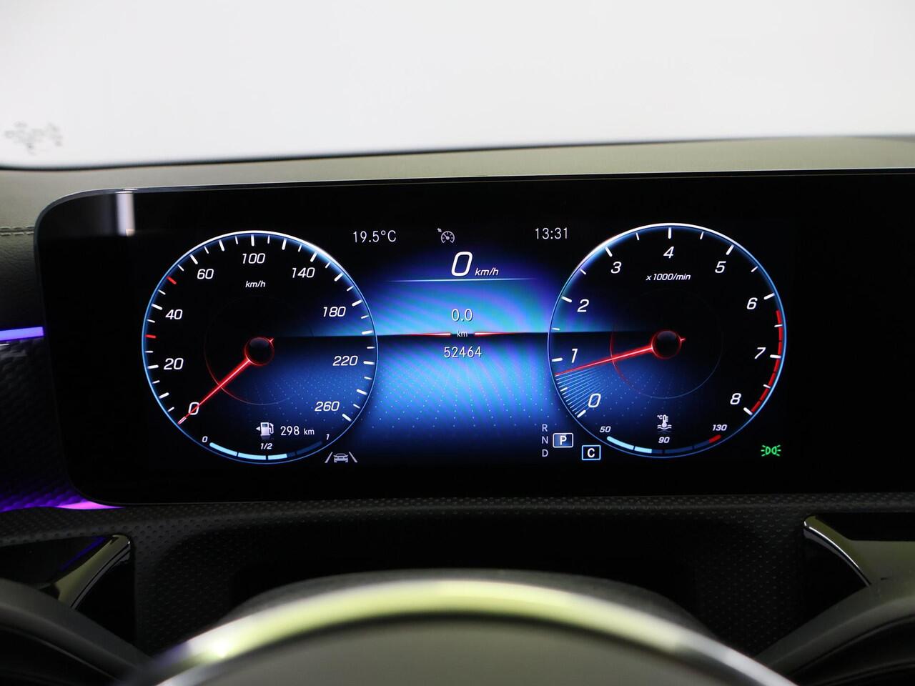 Mercedes-Benz CLA-KLASSE 180 Luxury Line | Panoramadak | Trekhaak | Digitaal display | Stoelverwarming |