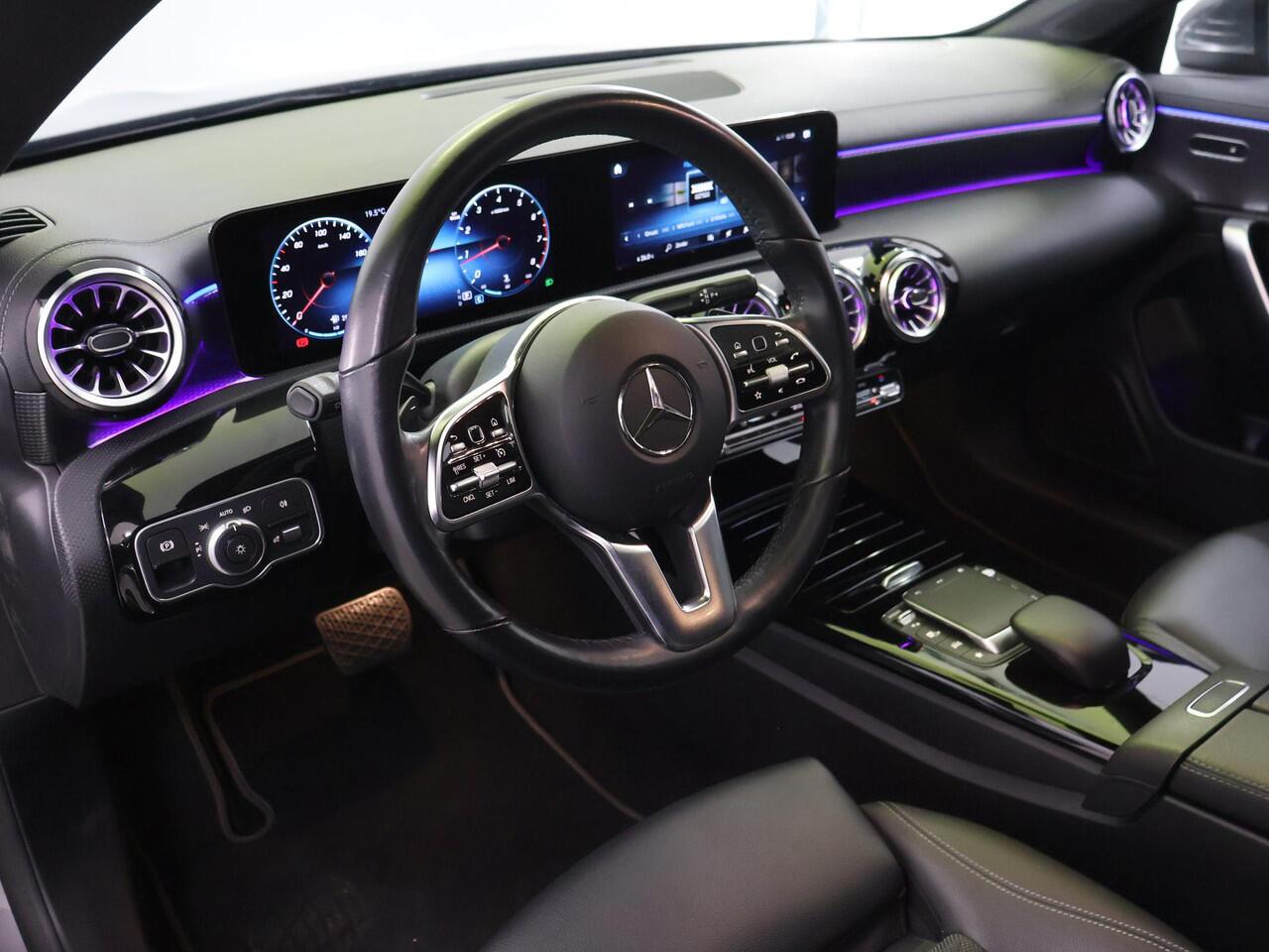 Mercedes-Benz CLA-KLASSE 180 Luxury Line | Panoramadak | Trekhaak | Digitaal display | Stoelverwarming |