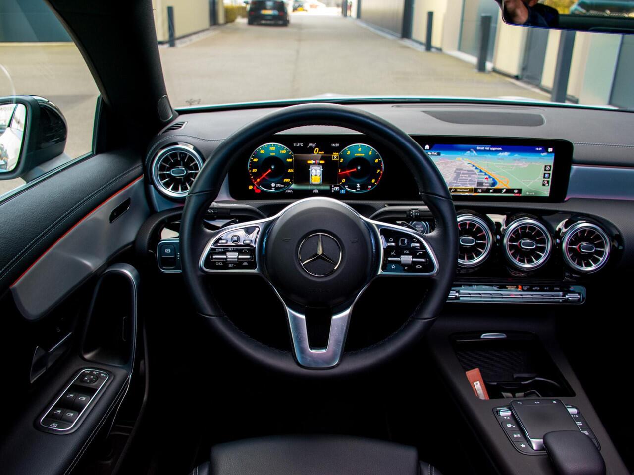 Mercedes-Benz CLA-KLASSE 180 AMG Line | Panorama dak | 20'' AMG Velgen | Adaptive Cruise Control |