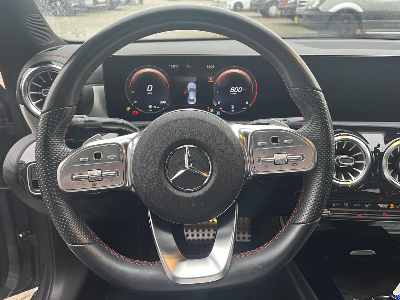 Mercedes-Benz CLA-KLASSE 180 AMG Line | Panoramadak | CarPlay | Cruise Control | Navigatie | Led Koplampen