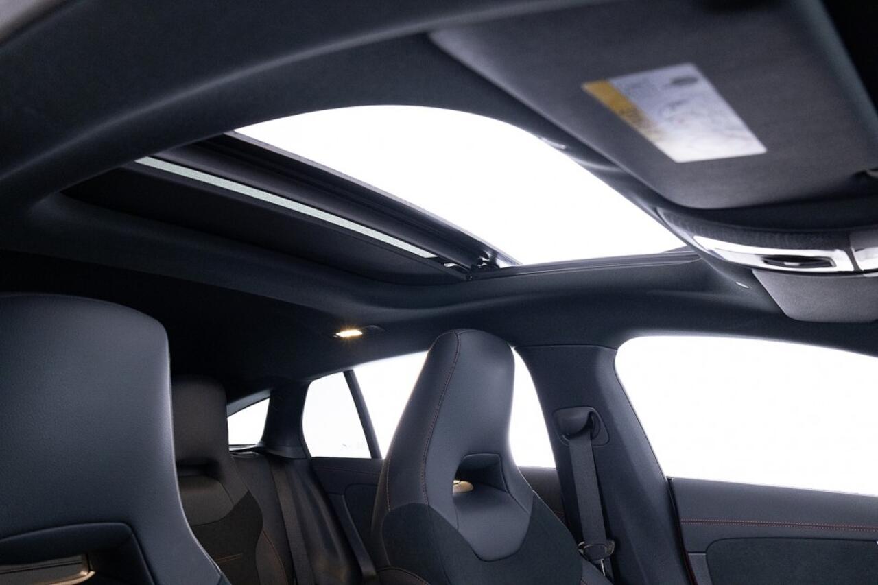 Mercedes-Benz CLA-KLASSE 250 Shooting Brake e AMG Line | PANORAMADAK | LED | SFEER ? 1e Eigenaar