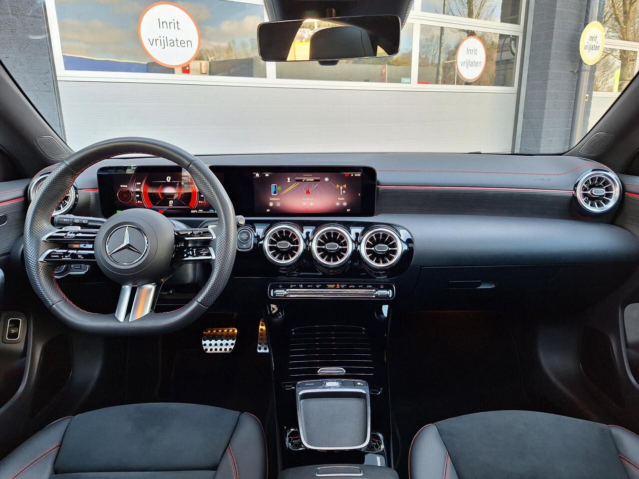 Mercedes-Benz CLA-KLASSE Shooting Brake 180 | Panoramadak | AMG | Achteruitrijcamera | Stoelverwarming | Multibeam LED | Sfeerverlichting | Keyless-GO | Elektrische achterklep