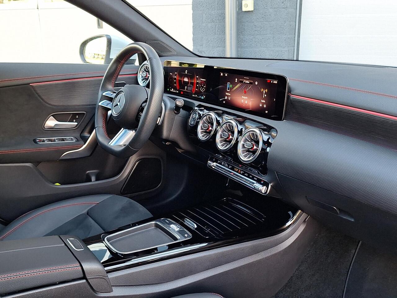 Mercedes-Benz CLA-KLASSE Shooting Brake 180 | Panoramadak | AMG | Achteruitrijcamera | Stoelverwarming | Multibeam LED | Sfeerverlichting | Keyless-GO | Elektrische achterklep