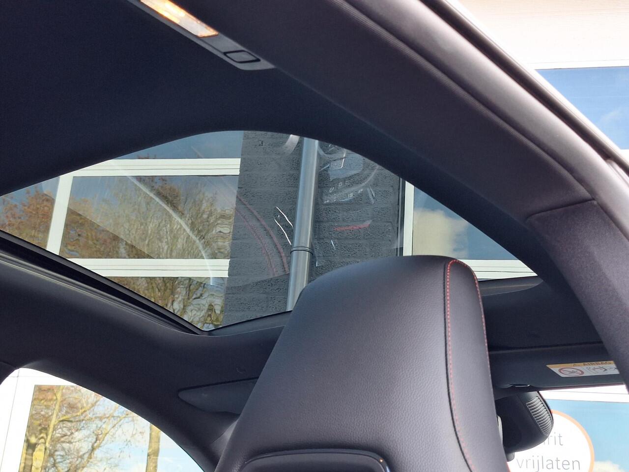 Mercedes-Benz CLA-KLASSE Shooting Brake 180 | Panoramadak | AMG | Achteruitrijcamera | Stoelverwarming | Multibeam LED | Sfeerverlichting | Keyless-GO | Elektrische achterklep