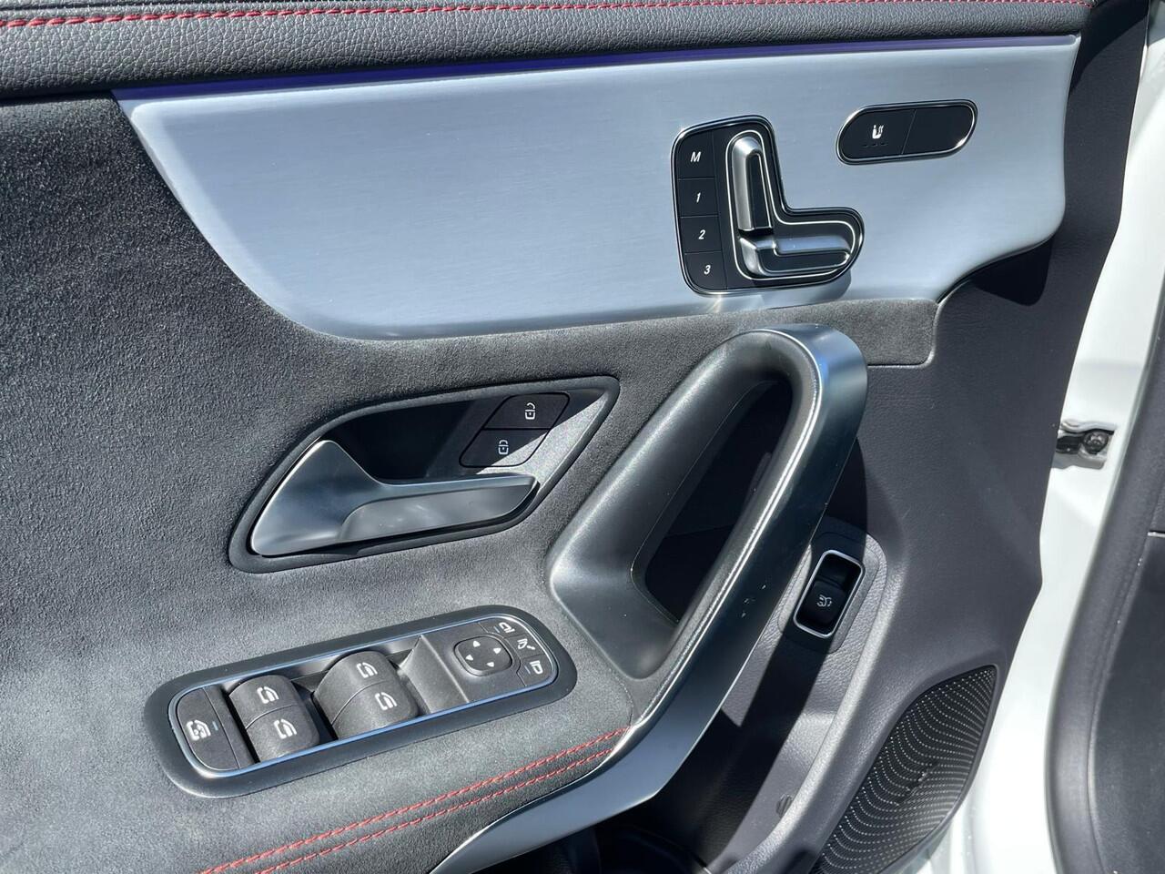 Mercedes-Benz CLA-KLASSE Shooting Brake 180 | Panoramadak | AMG Night | 360° Camera | Head-up display | Memorystoelen verwarmd | Sfeerverlichting