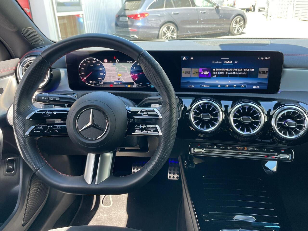 Mercedes-Benz CLA-KLASSE Shooting Brake 180 | Panoramadak | AMG Night | 360° Camera | Head-up display | Memorystoelen verwarmd | Sfeerverlichting