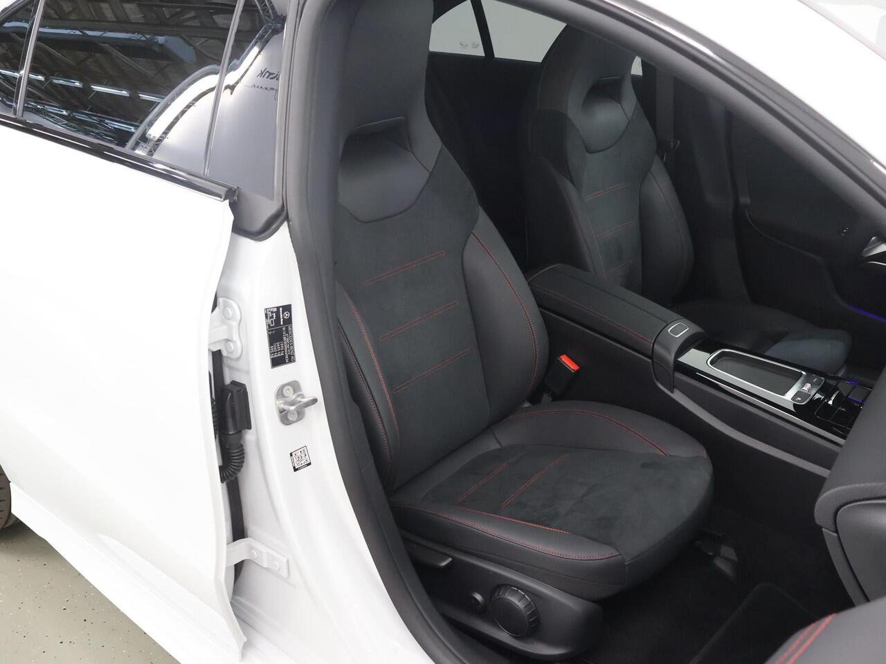 Mercedes-Benz CLA-KLASSE 180 AMG Line Premium Pack | Panorama Schuifdak | Multibeam lead | Sfeerverlichting | Augmented Reality