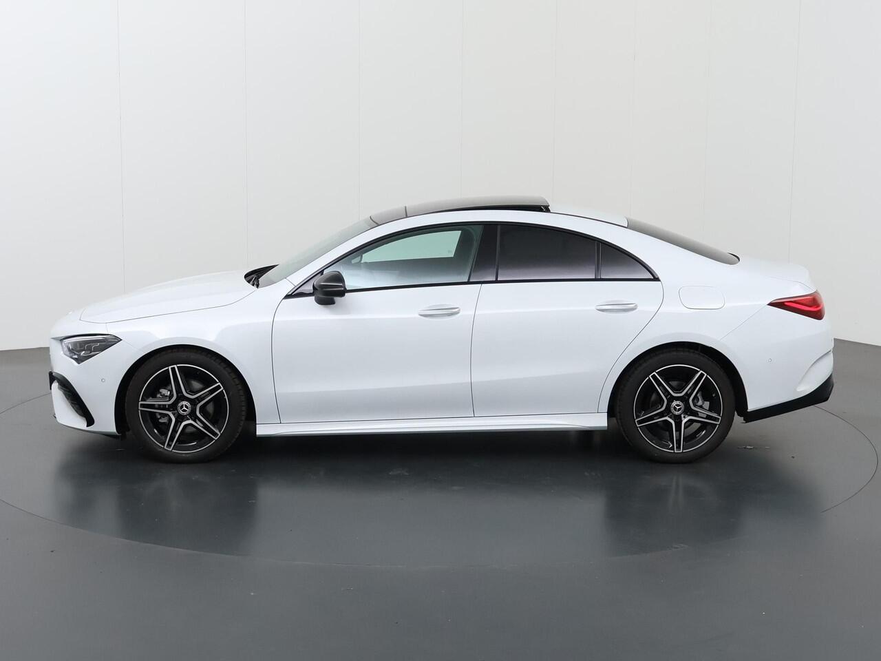 Mercedes-Benz CLA-KLASSE 180 AMG Line Premium Pack | Panorama Schuifdak | Multibeam lead | Sfeerverlichting | Augmented Reality